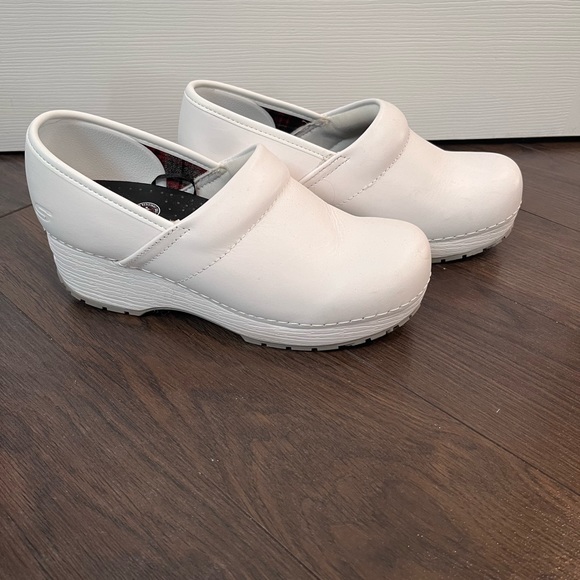 7 1/2 Sketchers slip resistant worn once ! Super cute and very comfortable . - Picture 3 of 4